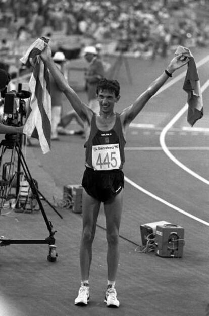 El atletista Dani Plaza, oro en los 20 kil&oacute;metros marcha en los Juegos Ol&iacute;mpicos del 92, alza la bandera espa&ntilde;ola y la &#039;senyera&#039; tras su victoria