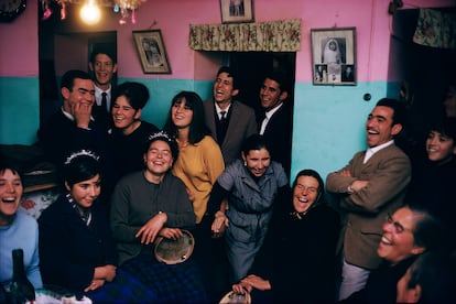 'Escalona Family and Friends', Malaga, Spagna (1967), di Joel Meyerowitz.