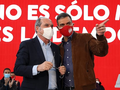 Ángel Gabilondo (izquierda) y Pedro Sánchez, en un mitin este domingo en Getafe.