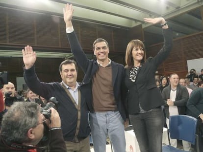 Ernesto Gasco e Idoia Mendia acompañan a Pedro Sánchez en el acto organizado por el PSOE este sábado en San Sebastián.