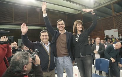 Ernesto Gasco e Idoia Mendia acompañan a Pedro Sánchez en el acto organizado por el PSOE este sábado en San Sebastián.
