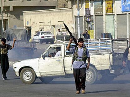 Soldados del Ejército del Mahdi, armados con lanzagranadas, en las calles de Ciudad Sáder, al este de Bagdad.