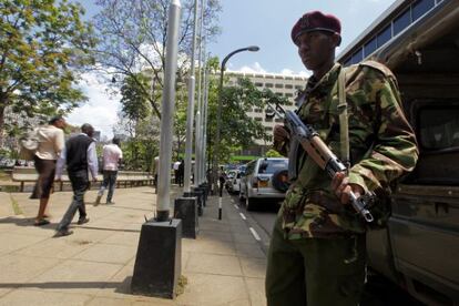 Un soldado monta guardia en una céntrica calle de Nairobi.