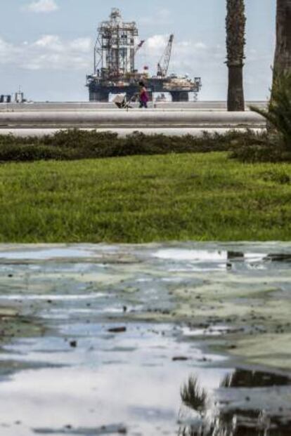 Plataforma Cajun Express contratada por la petrolera escocesa Cairn Energy para los sondeos petrolíferos que el Gobierno de Marruecos le ha autorizado a hacer en el Atlántico, en emplazamientos situados al lado de las cuadrículas que Repsol pretende perforar frente a Canarias. EFE/Archivo