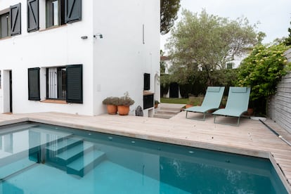El jardí i la piscina de la casa de Tom Sharpe. Quan hi vivia l'escriptor hi havia dues dutxes: una oberta, per homes; i al costat una de tancada, per dones.
