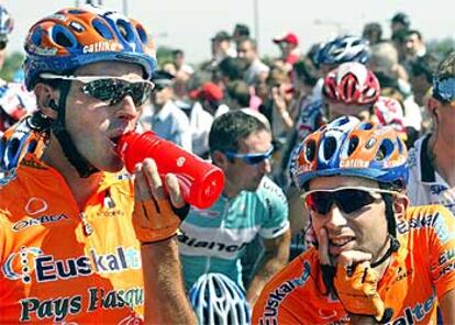 Mayo (izquierda) y Zubeldia, antes de comenzar una etapa de este Tour.