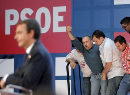 Un manifestante es desalojado durante la intervención de Zapatero en un mitin en Langreo (Asturias).