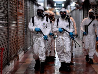 Militares fazem limpeza e desinfecção do Mercado Municipal de Belo Horizonte, em Minas Gerais