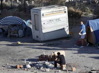 Campamento de los toxicómanos en medio de la Cañada y en el mismo sitio donde está la parada del autobús escolar.