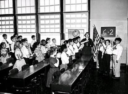 Estudiantes de una escuela pública de Nueva York realizan el juramento de fidelidad en 1957.