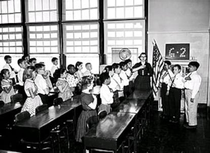 Estudiantes de una escuela pública de Nueva York realizan el juramento de fidelidad en 1957.