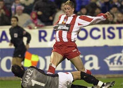 Lanez se anticipa a Fernando Torres en el Zaragoza-Atltico de esta temporada.