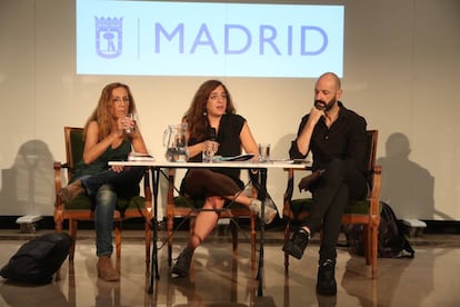 Celia Mayer, en el centro, en la presentación de los nuevos directores del teatro Español y Naves del Matadero.