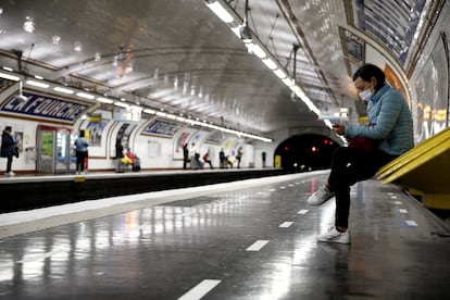 Una mujer con mascarilla en el metro de París el 5 de mayo.