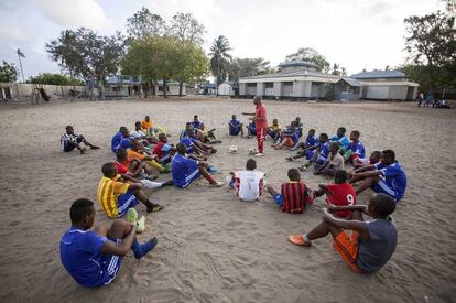 El orfanato de Kurasini es el escenario de los entrenamientos del equipo. Los niños escuchan atentamente las indicaciones del entrenador, el señor Timamy, uno de los pilares del proyecto.