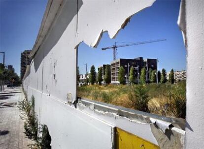 Vista de una de las promociones inmobiliarias al ralentí en la Avenida Eduard Maristany, junto al Fòrum.