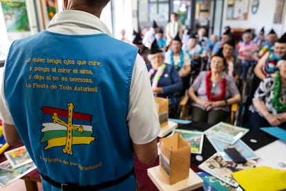 Arriondas 07/31/24 Verses from the proclamation of the International Descent of the Sella, embroidered on the vest worn by Juan Manuel Feliz during the talk. . Photography: Julián Rus