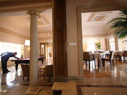 Comedor y sala de billar del restaurante Rat Pack.