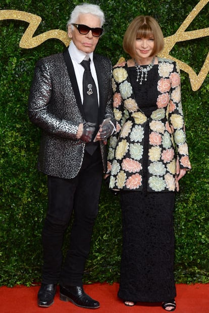 Karl Lagerfeld, que recibió el 'Premio Honorífico' por su carrera y contribución a la moda, pisó la alfombra roja acompañado por Anna Wintour.