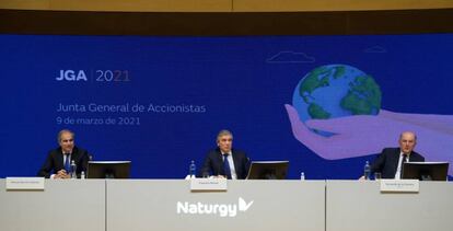 Francisco Reynés, presidente de Naturgy (centro), en la junta general de 2021.