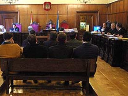 Banquillo de los siete acusados en el juicio por el derrumbe del Bazar España, ayer en la Audiencia de Sevilla.