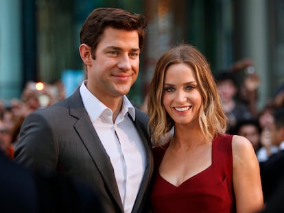 Emily Blunt junto a John Krasinski.