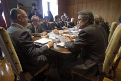 El presidente de la Generalitat de Cataluña, Artur Mas (d), durante su visita al gobernador de Sao Paulo, Geraldo Alckmin (i), en el Palacio de los Bandeirantes, sede del gobierno del estado de Sao Paulo (Brasil).