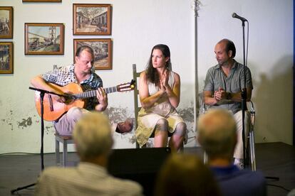 Ensayo de una de las clases de cante con guitarra y palmas.