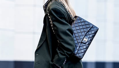 Una influencer alemana con un bolso de Chanel.