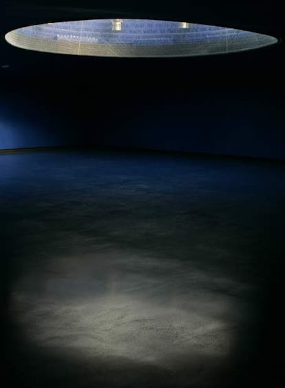 La escultura, que mide precisamente 11 metros, contiene la sala 'Vacío azul', en la que se pueden leer los mensajes escritos tras los atentados.