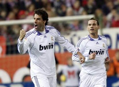 Van Nistelrooy celebra su gol, el segundo del Madrid, con Sneijder.