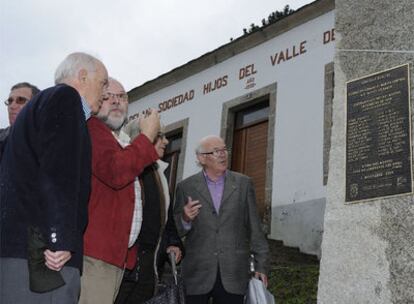 Placa homenaje para los 26 vecinos de las parroqias de Adelán y San Pedro (Alfoz) que murieron en la guerra de la independencia.