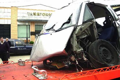 Estado en que ha quedado la furgoneta tras sufrir un accidente en la carretera CM-4011.