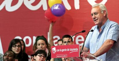 El coordinador general de Izquierda Unida, Cayo Lara, en el mitin central de Esquerra Unida en el polideportivo de El Cabanyal en Valencia.