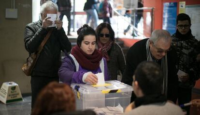 Referéndum simbólico sobre la monarquía en la facultad de Geografía e Historia de la UB.