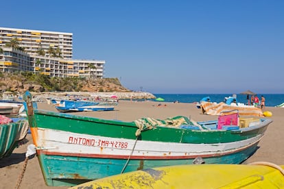 Playa de La Carihuela, con los apartamentos Castillo de Santa Clara al fondo.