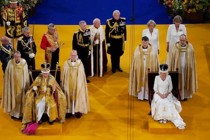 Carlos III y su esposa, Camila, ya coronados en la abadía de Westminster. 