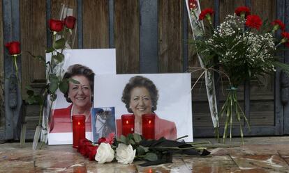 Fotos y flores en el Ayuntamiento de Valencia en memoria de Rita Barberá.