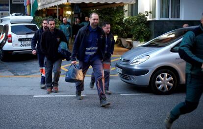 Miembros del equipo de salen del hotel, este jueves.