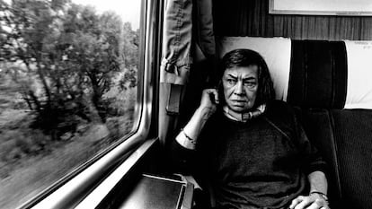 Patricia Highsmith, a bordo de un tren entre Locarno y Zrich en 1987.