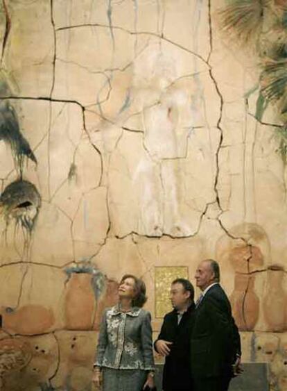 Los Reyes junto a Miquel Barceló durante la visita a la catedral