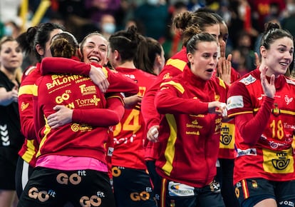 Las jugadoras de España celebran el pase a semifinales tras ganar a Alemania.