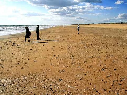 La playa de Los Enebrales se extiende a lo largo de unos dos kilómetros y medio en Punta Umbría (Huelva).
