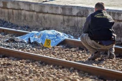 El cadáver del joven atropellado por un tren en Benifaió cubierto en el lugar del siniestro.