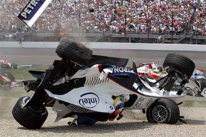 Momento en que el coche de Heidfeld da una vuelta de campana tras el accidente múltiple que se produjo en la primera vuelta de la carrera.