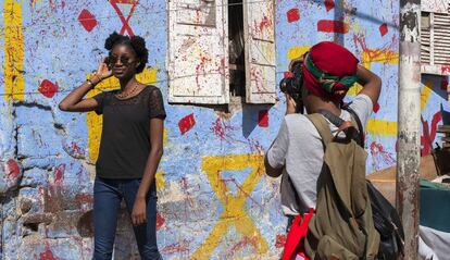 Urielle Koukambakana, congoleña residente en Dakar, retrata a su compañera Samuelle Paul Banga en el barrio de la Medina para practicar la técnica del retrato.