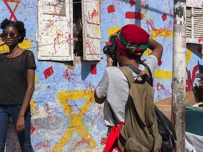 Urielle Koukambakana, congoleña residente en Dakar, retrata a su compañera Samuelle Paul Banga en el barrio de la Medina para practicar la técnica del retrato.