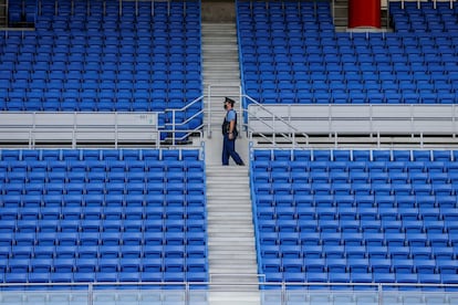 Un guardia de seguridad camina por las gradas vacías del Estadio Internacional de Yokohama durante el encuentro entre la selecciones olímpicas de Brasil y Alemania, perteneciente al grupo D de los Juegos Olímpicos 2020, este jueves en Yokohama (Japón).