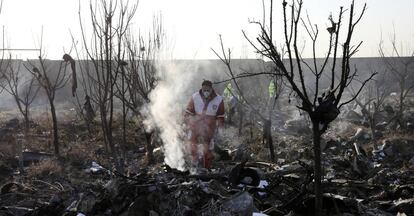 Equipos de rescate en la zona donde se estrelló el vuelo de Ukraine International Airlines con 176 personas a bordo.