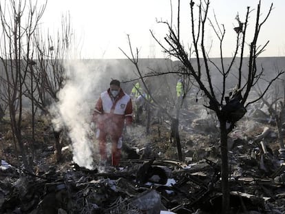 Equipos de rescate en la zona donde se estrelló el vuelo de Ukraine International Airlines con 176 personas a bordo.